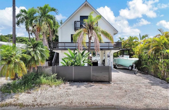 Villa Yeri is a spacious 4-bedroom house in enchanting Key Largo with AC, Wi-Fi