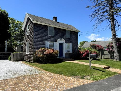 Village Gem walk to Main Street Fenced in property