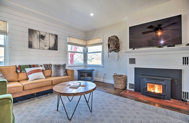 Vintage Bishop House in Downtown w/Porch Swing!