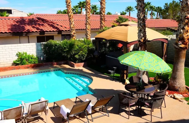Vintage Vegas Oasis: Pool & Spa, 15 mins to Strip
