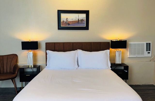 Vintage Vibes studio w/WiFi & AC steps from Ballpark, Convention Center & Views