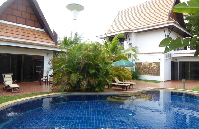 VIP Chain Resort Pool Villa