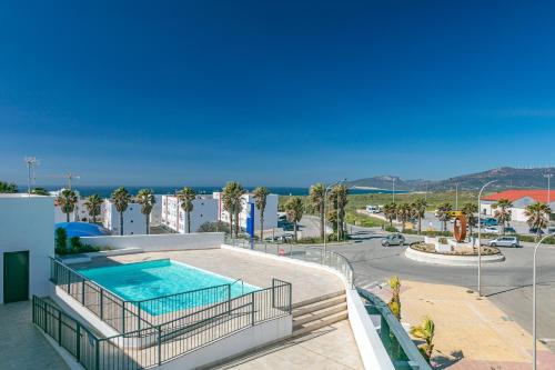 Vistas al estrecho y piscina