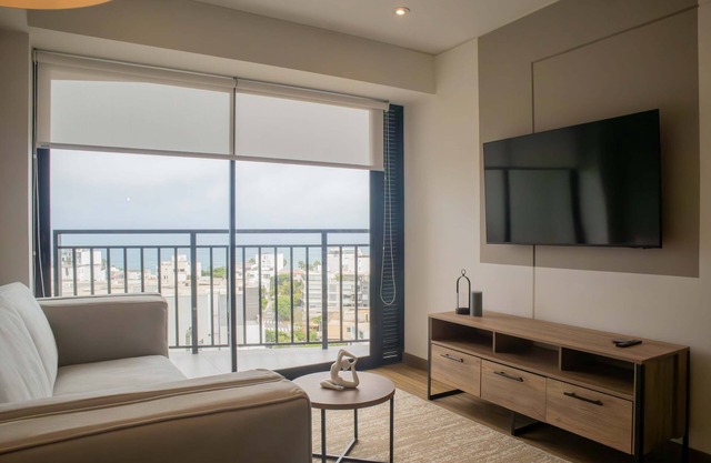 w Beautiful 3BR w Balcony in San Isidro