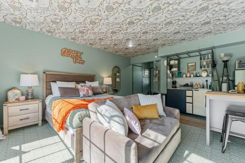 Walk-in Studio w Patio, Pets OK!