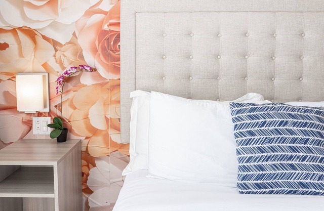 Walk to All in Old Town. Fast WiFi. Parking. Cable - Discounts For Longer Stays