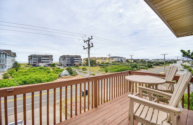 Walk to Beach + Restaurants: Outer Banks Retreat