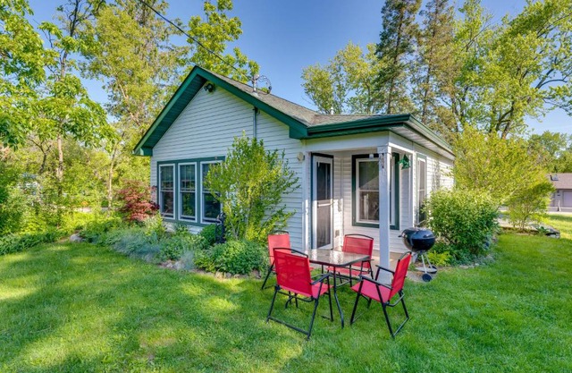 Walk to Delavan Lake Extended Stay Home with Yard