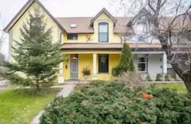 Walk to Downtown or conservation area, 2 Bedroom home . Sleeps 4. Pets welcomed