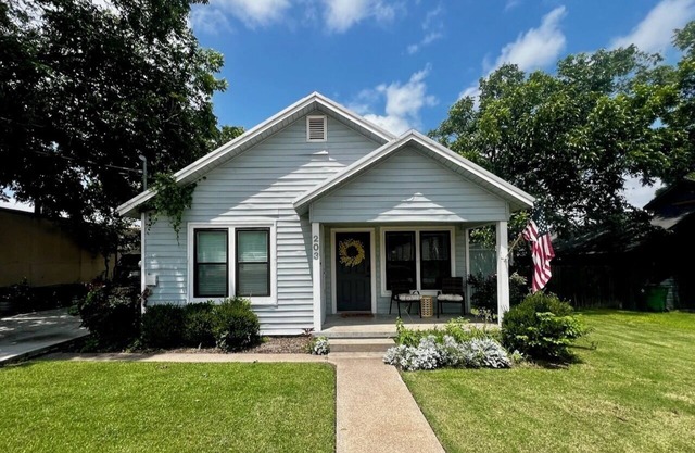 Walk to Eats & Shops Decatur Courthouse View