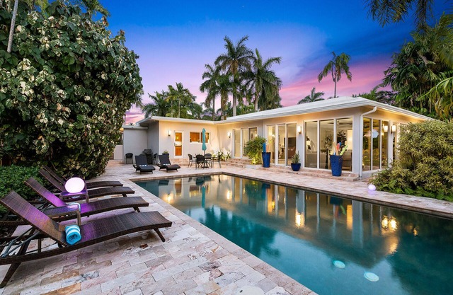 Walk to Fort Lauderdale Beach & World Class shops just off Las Olas Blvd!