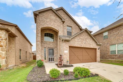 Walk to Lake Ray Hubbard Spacious Family Home!