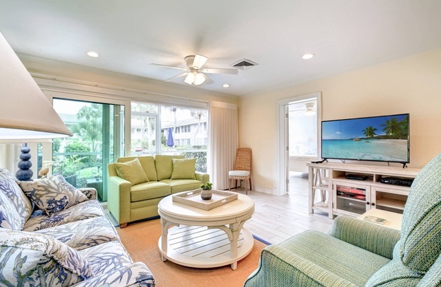 Walk to Lido Beach, Walk to Armand Cir with Dining & Shopping, WiFi, Xfinity, 2TV's, Heated Pool/Spa