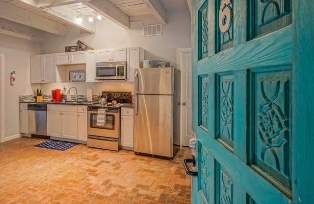 Walk to Old Town -2BR 2BA, bottom floor