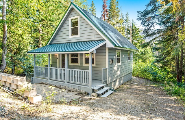 Walk to ski lift, contemporary cabin near mountain lakes - dog-friendly