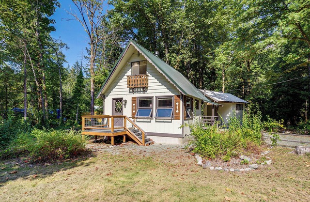 Walk to Skykomish River: Wooded Escape w/Fire Pit