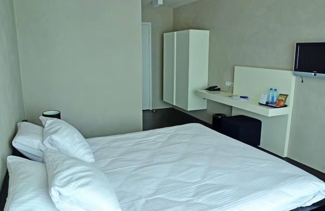 Walk to the Beach from This Tropical Getaway — Free Parking Included