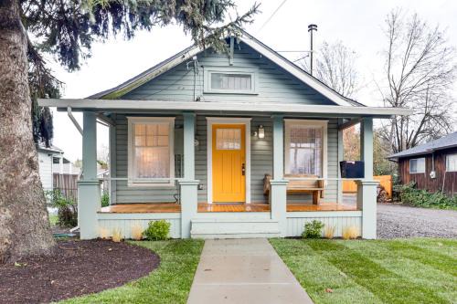 Walkable Location Quaint Cottage in Forest Grove!