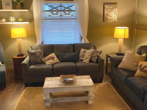WALNUT Beautiful 3 bedrooms house 1 mile from the falls!
