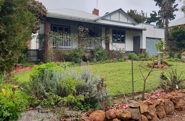 Walnut Cottage - 2 bedroom pet friendly country cottage