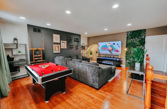 Walnut St Kingdom/King Bed/85" TV/Arcades