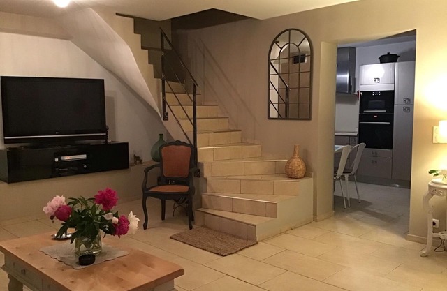 Warm, air-conditioned, 2-bedroom house 3 km from La Ciotat beaches.