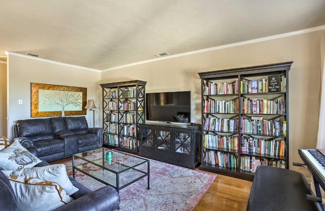 Warm Anderson Abode with Furnished Porch and Deck