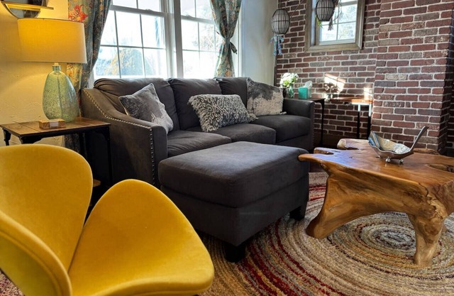 Warm, comfy 3 Bd/2ba w/private fenced yard
