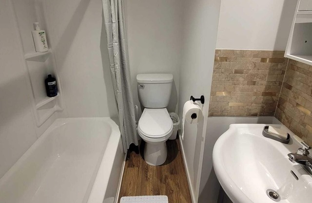 Warm cozy 1 bedroom apartment close to Hwy, wifi, netflix, prime, free parking