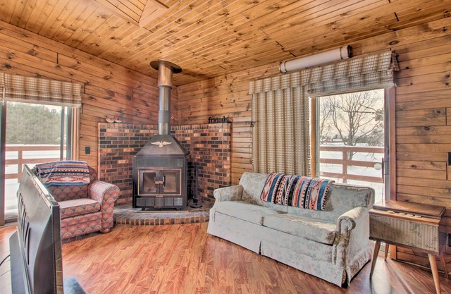 Warm Pet-Friendly Cabin w/ Fire Pit & Balcony