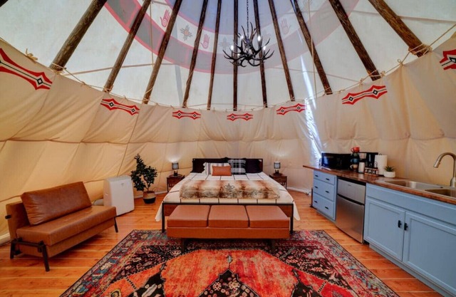 Warrior's Lodge · Glamping Teepee Mtn Escape King Bed & Private Bath