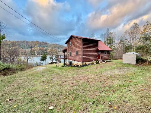 Watauga Lake Retreat Cozy family cabin Sleeps 8