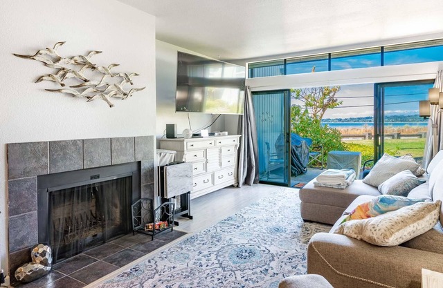 Water Front, beach access, indoor pool, soaking hot tub, BBQ , JL103