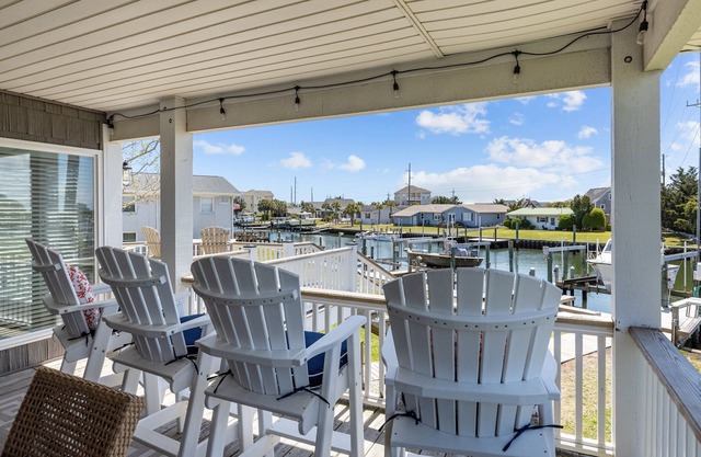 Water-front home w boat lift! Short walk to the beach!