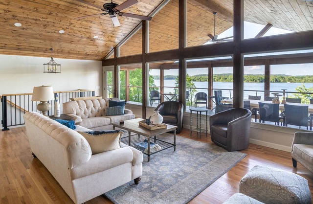 Water Front Lake House On Waters Edge With Extra Large Hot tub & Outdoor Space.