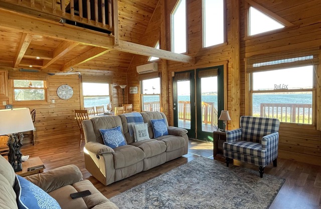 Water Front Log Cottage With Access To Outdoor Community Pool