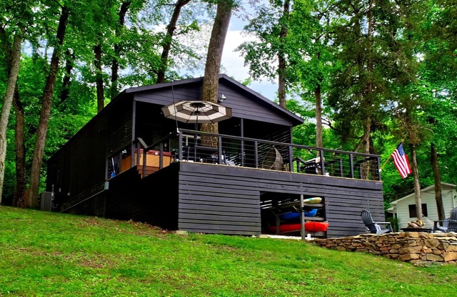 Water's Edge Midnight Eddy: Lakefront~Hot Tub~Fire pit~Kayaks~more