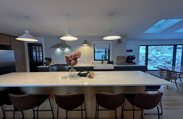 Water View 4br, 1 min to Lake Sunapee, w/Hot Tub!