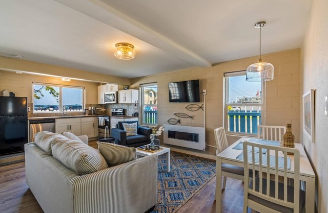 Water view, beach access, WIFI. PCB