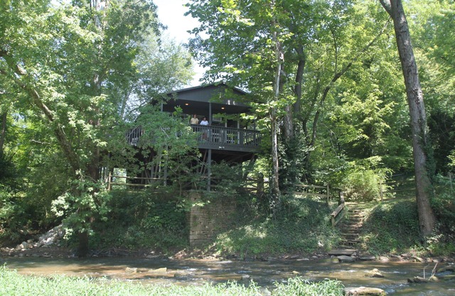 Waterfront 2 Bd cabin on Blue River , PRIVATE RIVER ACCESS, kayaking, fishing