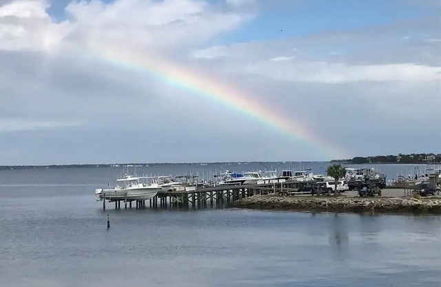 Waterfront 2-bedroom SF house at the NC coast. Pet friendly w/views of sound.