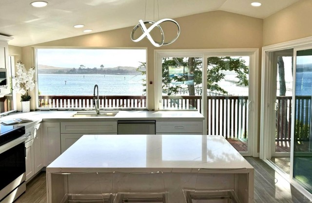Waterfront 3bed and 2bath home with panoramic ocean views in Bodega Bay, CA