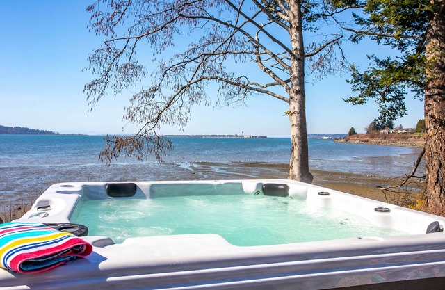 Waterfront 5 bed/5ba Private beach, hot tub, fire pit, huge patio, 2 kitchens