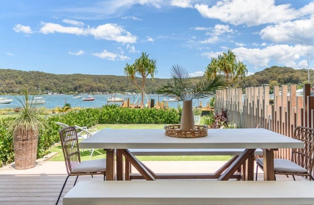 Waterfront apartment, stroll to cafes, restaurants