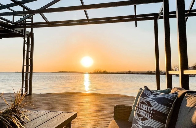 Waterfront-Best Views on Lake- HUGE Dock/Game Room