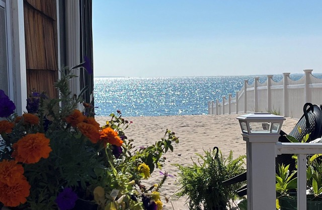 Waterfront Charming 4 Bedroom Cottage with AC, WiFi & Beach in Serene Old Lyme