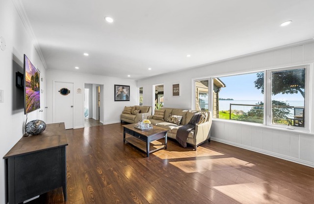 Waterfront Cottage with hot tub and sauna, by casino RAMA