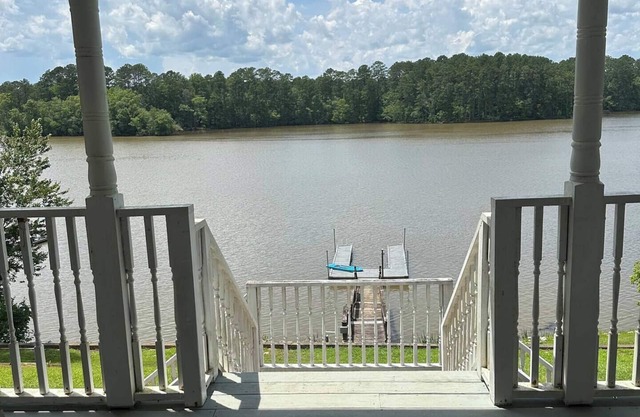 Waterfront home/dock & 2 kitchens/view 10 minutes from Carolina adventure world