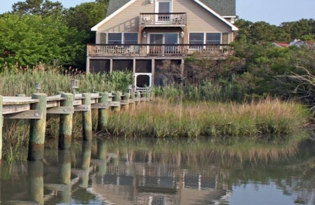 WATERFRONT HOME WITH PRIVATE DOCK, JULY 4TH & PONY PENNING AVAILABLE, DISCOUNTED