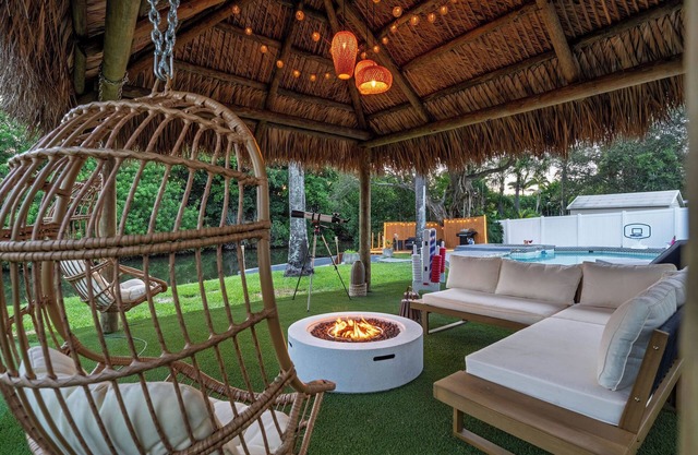 Waterfront House - Arcades, Tiki & Firepit, Golf